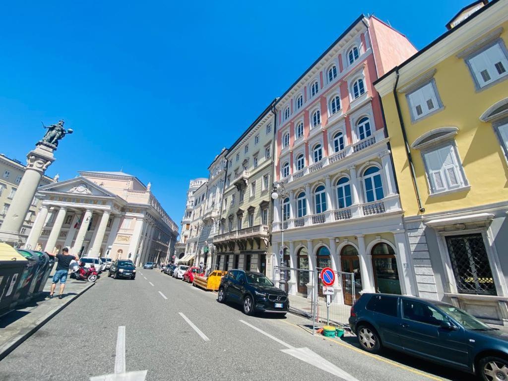Piazzaborsa Charme Apartment ตรีเอสเต ภายนอก รูปภาพ